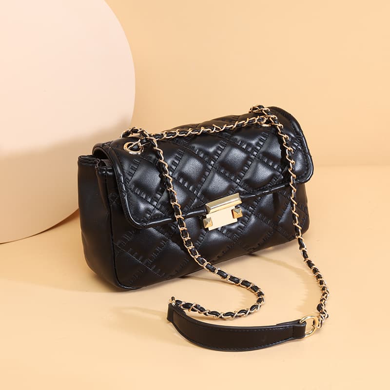 キルティングバッグ キルティング加工レザーチェーンバッグ