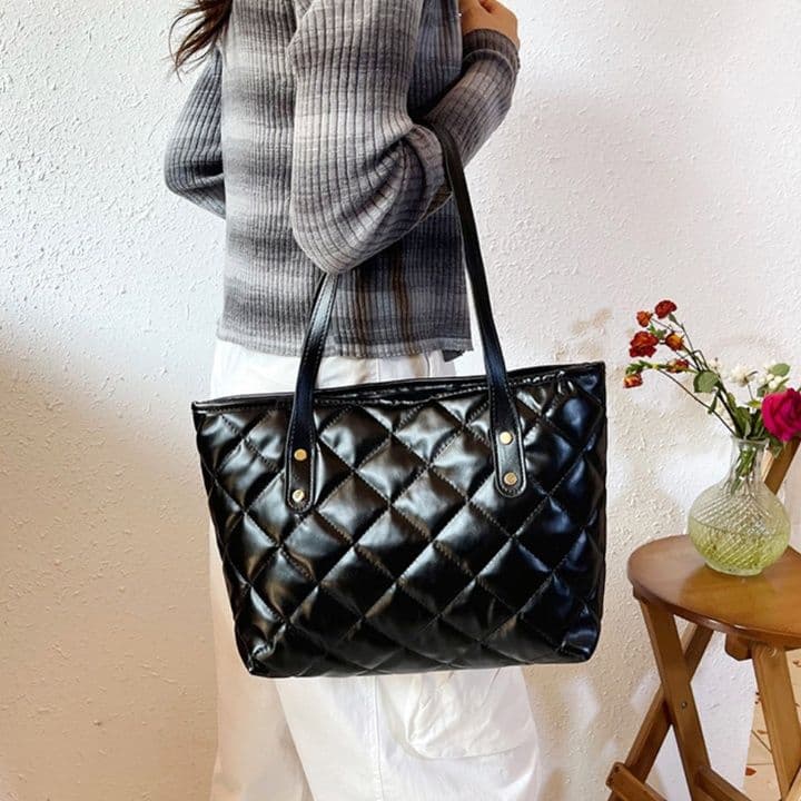 キルティングバッグ 菱格模様のシンプルトートバッグ