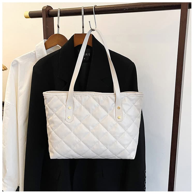 キルティングバッグ 菱格模様のシンプルトートバッグ