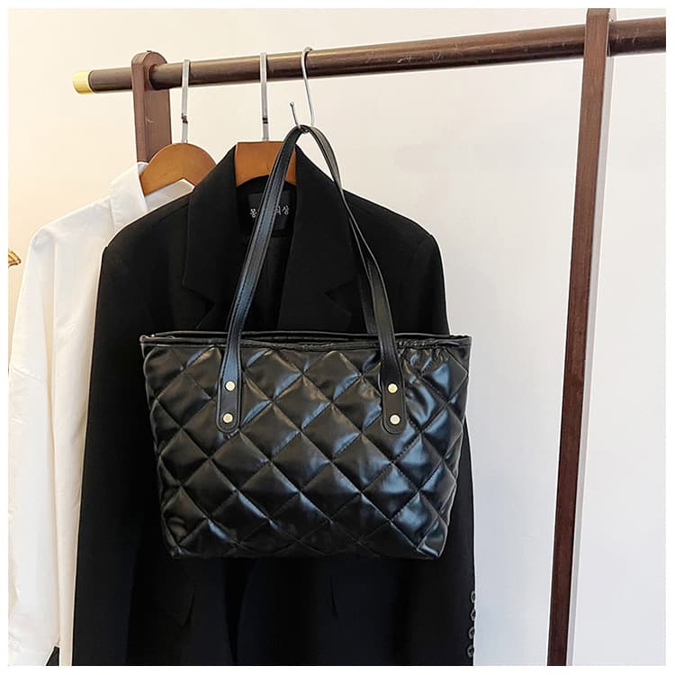 キルティングバッグ 菱格模様のシンプルトートバッグ