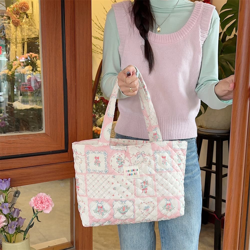 キルティングバッグ 優美な花柄キルティングトートバッグ
