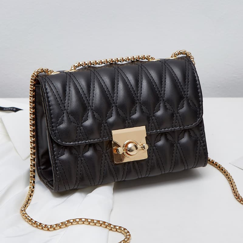 キルティングバッグ 上品なキルティングレザーチェーンバッグ