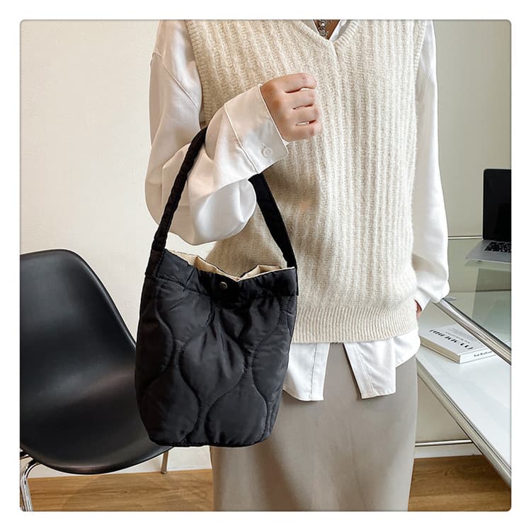 キルティングバッグ ふわり曲線キルティングミニトート