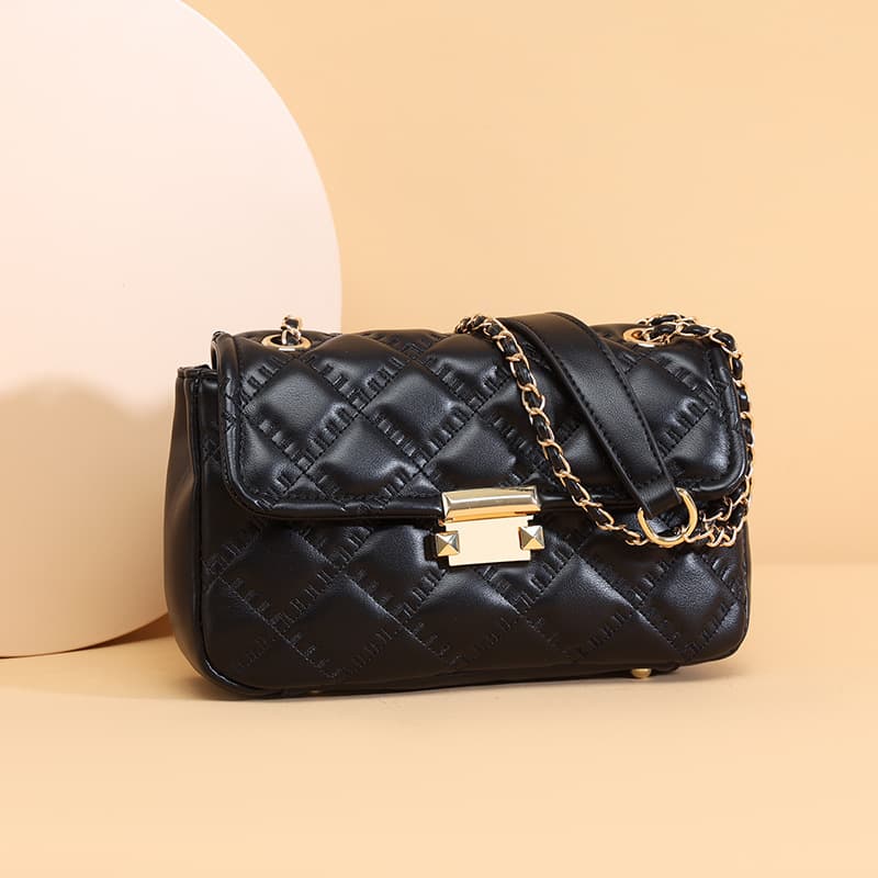 キルティングバッグ キルティング加工レザーチェーンバッグ