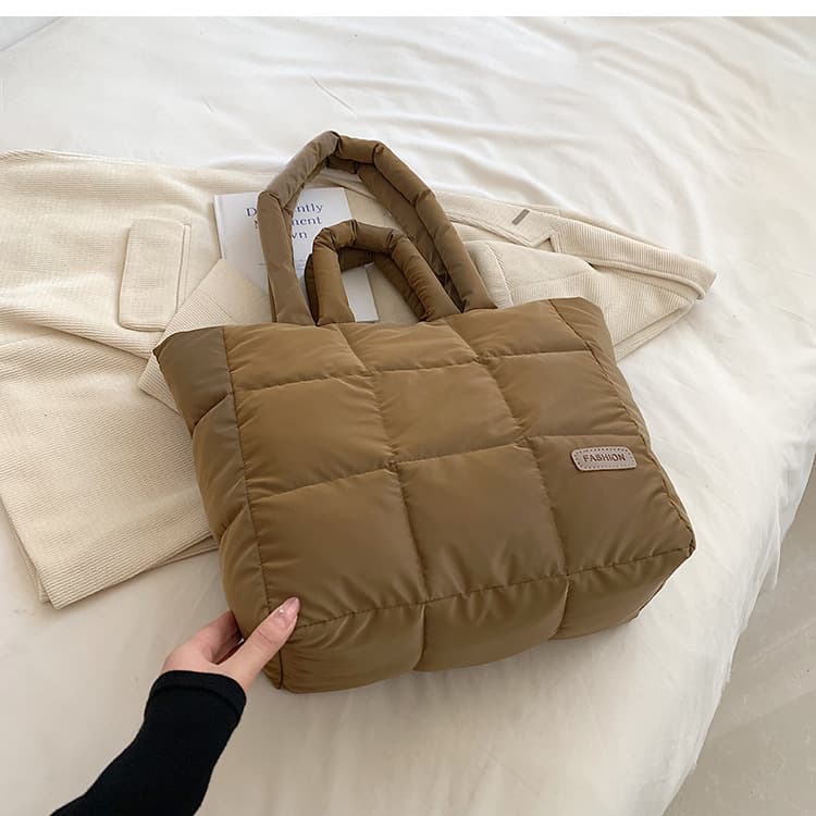 キルティングバッグ ふんわり中綿入りダウン風トートバッグ