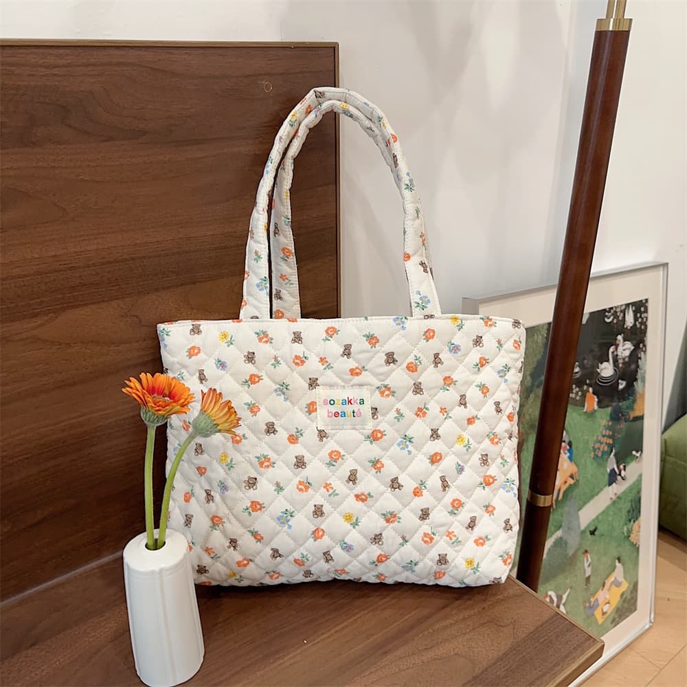 キルティングバッグ 優美な花柄キルティングトートバッグ