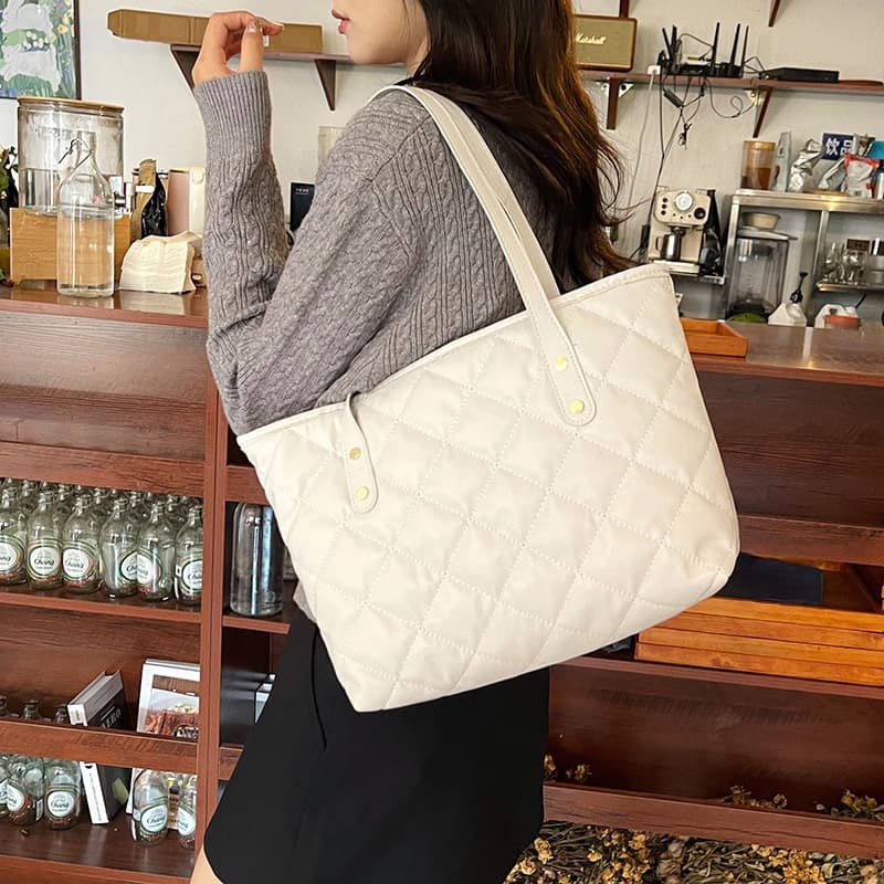 キルティングバッグ 菱格模様のシンプルトートバッグ