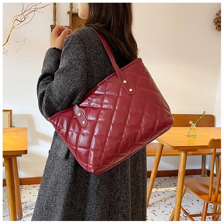 キルティングバッグ 菱格模様のシンプルトートバッグ