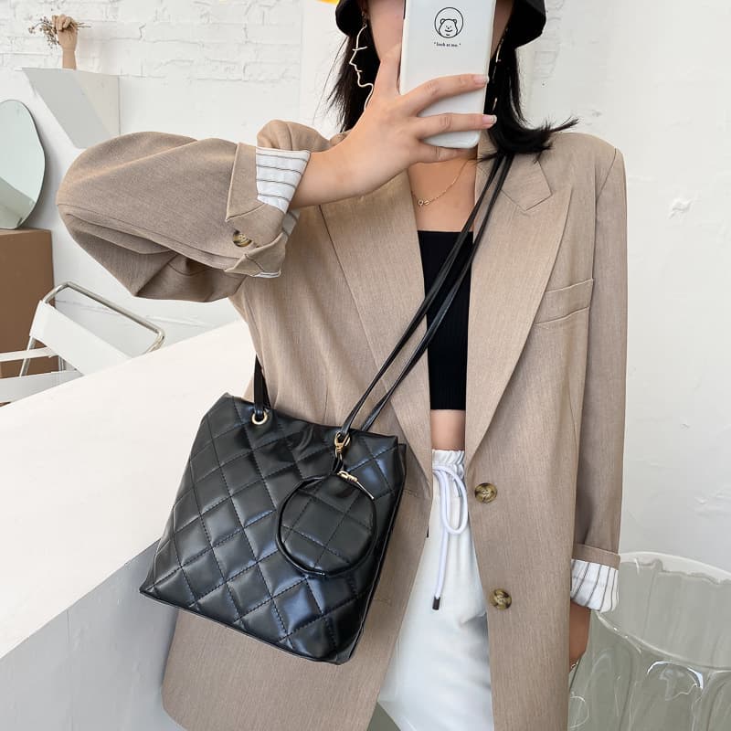 キルティングバッグ 上品キルティングミニハンドバッグ