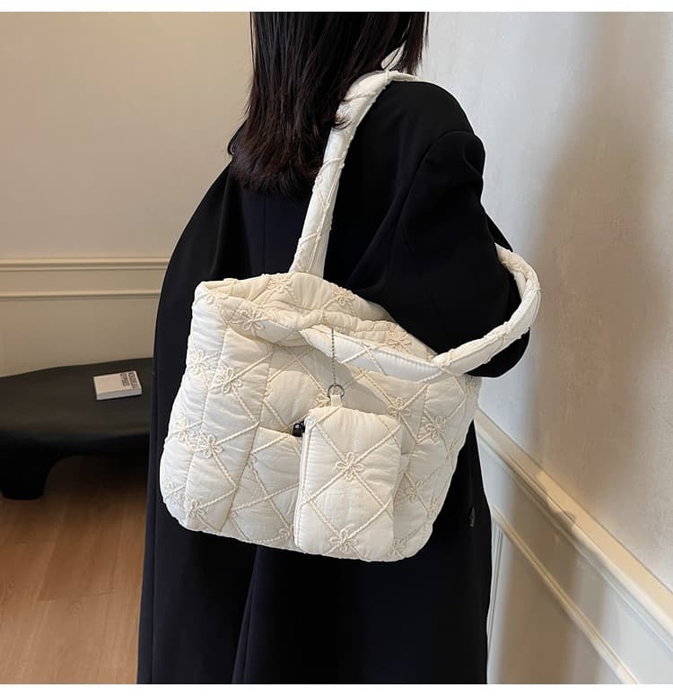 キルティングバッグ 花刺繍キルティングふわもこトートバッグ